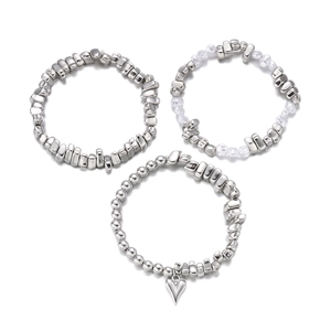 Dreiteiliges silbernes Perlenarmband-Set mit Herzanhänger und strukturierten Perlen