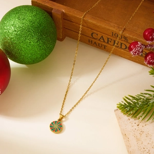 Détail d'un collier de Noël avec un pendentif bonbon en émail en spirale rouge et vert