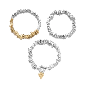 Detail von Silberperlenarmbändern mit unregelmäßigen Perlen und goldenem Herzanhänger