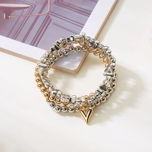 Detail von mehrlagigen Perlenarmbändern mit Metall-Finish und Herz-Anhänger