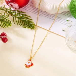 Vue détaillée du collier pendentif Père Noël doré avec cœur rouge et décorations festives