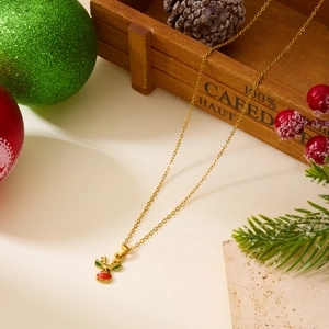 Détail du pendentif renne de Noël en émail avec décor festif sur socle en pierre