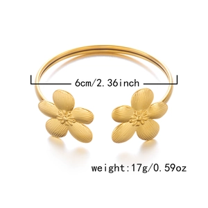 Detailansicht des goldenen Blumenarmreifs mit gebürsteter Textur und 6 cm Durchmesser