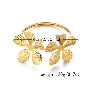 Detailansicht des goldenen Blumenarmreifs mit 6cm Breite und 20g Gewichtsanzeige