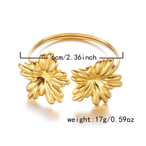 Detailansicht eines goldfarbenen Blumenarmreifs mit Angabe von 6cm Durchmesser und 17g Gewicht