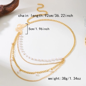 Chaîne de taille dorée multicouche avec pendentif papillon et perles élégantes