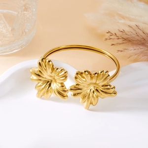 Makroaufnahme der goldenen Blumen-Armspange mit strukturierten Blütenblättern