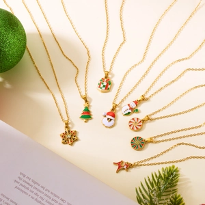 Collier de Noël doré avec pendentifs en émail coloré tels que le Père Noël et le renne