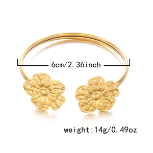 Details zur 6 cm Innendurchmesser und 14 g Gewicht dieser goldenen hohlen Blumenarmspange