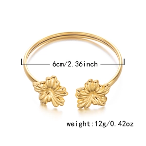 Detail eines goldenen Blumen-Armreifs mit 6 cm Durchmesser und 12 g Gewicht