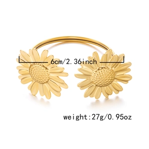 Nahaufnahme der Gold-Edelstahl-Sonnenblumen-Manschette mit 6cm Durchmesser und 27g Gewicht