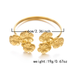 Detailansicht der goldenen Edelstahl-Sonnenblumen-Manschette mit 6cm Maß und 19g Gewicht