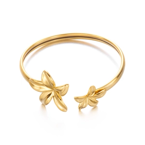 Detailansicht des goldenen Edelstahl-Armreifs mit zwei eleganten 3D-Blumenanhängern
