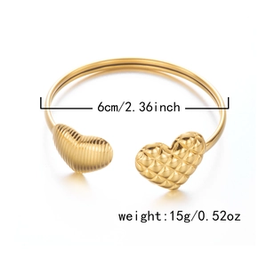 Detail eines goldenen Armreifs mit 6 cm Innendurchmesser und 15 g Gewicht Spezifikationen