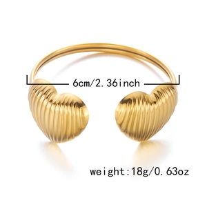 Detail eines goldenen Herz-Armreifs mit Maßen 6cm und Gewichtsangabe 18g auf Weiß