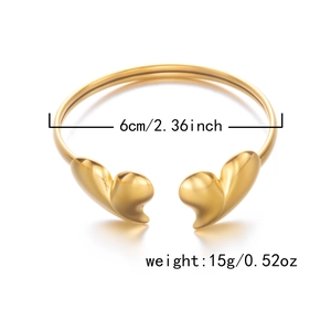 Detail eines vergoldeten Herz-Armreifs mit 6 cm Innendurchmesser und 15 g Gewicht