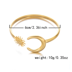 Detailansicht des goldenen Sonnen- und Mondarmreifs mit 6 cm Durchmesser und 10 g Gewicht