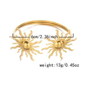Detailansicht des goldenen Edelstahl-Sonnenarmbands mit 6 cm Durchmesser im Fokus