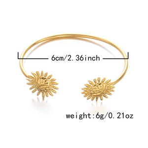 Detailansicht eines goldenen Blumenarmreifs mit 6cm Innendurchmesser und 6g Gewicht