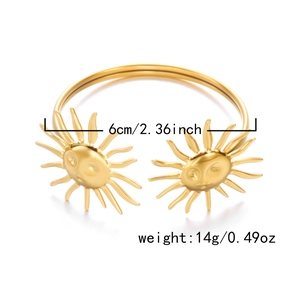 Detailansicht des goldenen Armreifs mit Hohlblumenmuster, 6cm Durchmesser, 14g Gewicht