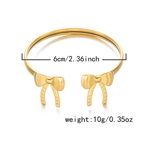Vergoldetes Blumenarmband mit Angabe von 6 cm Innendurchmesser und 10 g Gewicht