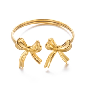 Goldenes offenes Armband mit eleganten 3D-Schleifen-Designs auf weißem Hintergrund
