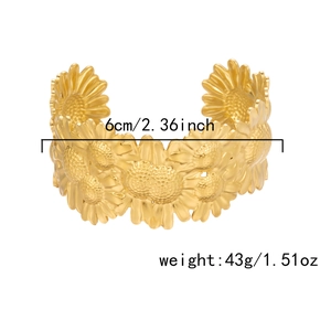 Detail showing the 6cm inner diameter and 43g weight of the golden sunflower cuff bracelet