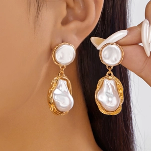 Boucles d'oreilles baroques dorées avec grandes perles blanches pour femmes