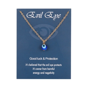 Collier à chaîne dorée avec pendentif Evil Eye sur carte de présentation bleue