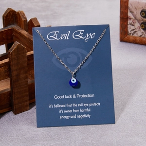 Collier pendentif Mauvais Œil bleu sur carte avec description de la signification