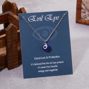 Vue macro du collier avec pendentif Œil bleu présenté sur sa carte de description
