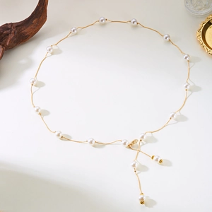 Détail de la chaîne de taille dorée élégante avec perles blanches pour robes