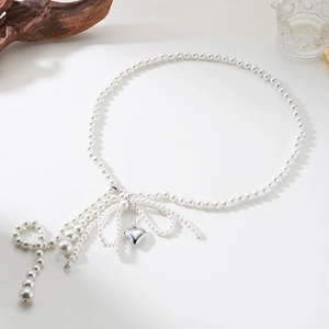 Détail de chaîne de taille en perles avec nœud tressé, cœur et gravure I LOVE YOU