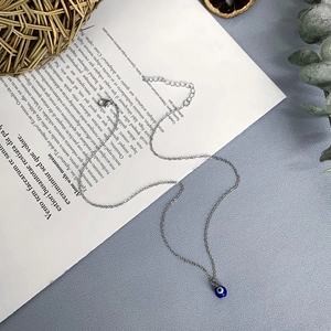 Détail du collier œil maléfique bleu avec chaîne argentée et fermoir mousqueton réglable