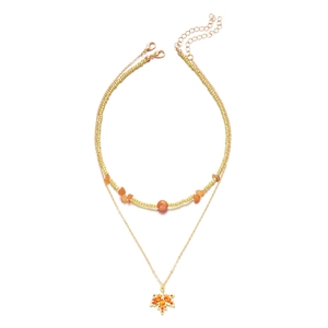 Zweilagige Goldhalskette mit orangefarbenen Perlen und glitzerndem Ahornblatt