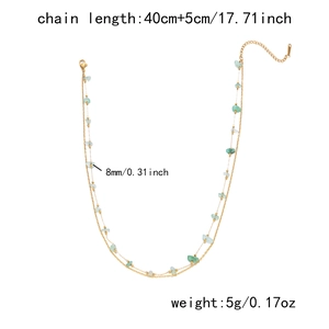 Détail du collier à deux rangs doré avec pierres vertes de 8mm et longueur 45cm