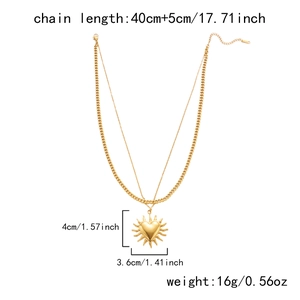 Detalle del collar dorado de dos capas con colgante de sol y dimensiones del producto