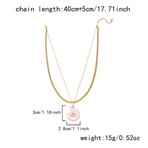 Dimensiones detalladas del collar de doble capa dorado con colgante espiral rosa y perla