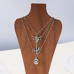 Nahaufnahme der Boho-Lagenkette mit Büffelschädel und Kaktus-Anhänger mit Türkis-Stein