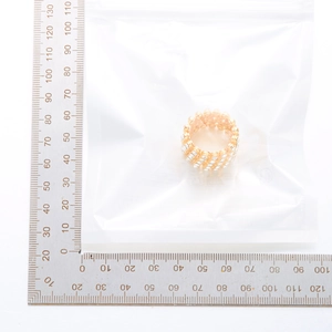 Makro-Detail eines 25 mm magischen Diamantrings mit Lineal zur Größenbestimmung