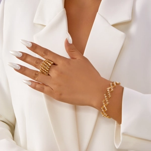 Verstellbarer fünfreihiger Diamantring und Armband-Set in Goldoptik am Modell