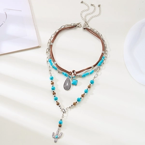 Detailansicht der mehrlagigen Boho-Halskette mit Türkisperlen und Kaktus-Anhänger-Design