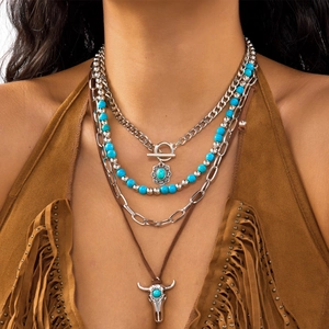 Detail eines Boho-Halsketten-Sets mit Türkis-Perlen und Kuhkopf-Anhänger am Modell