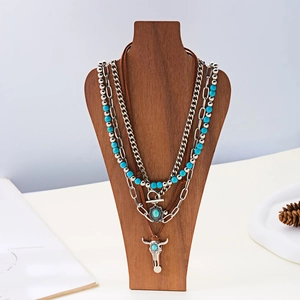 Details einer mehrlagigen Boho-Halskette mit Türkisperlen und silbernem Bullenkopf-Anhänger
