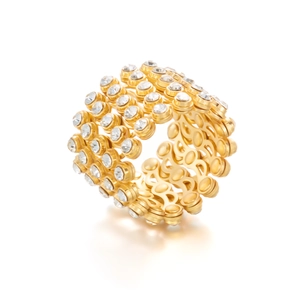Detail eines dehnbaren Magic-Rings mit fünf Reihen glitzernder Strasssteine in Gold