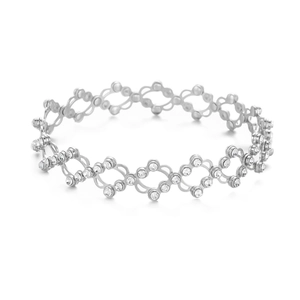 Nahaufnahme des silbernen Teleskop-Ringarmbands mit fünf Reihen funkelndem Zirkonia