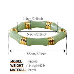 Dettaglio del bracciale a bambù in acrilico verde con anelli dorati e dimensioni