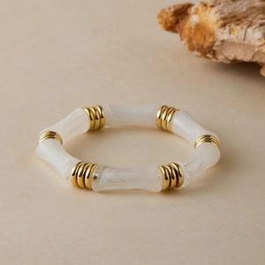 Bracciale moderno in acrilico marmorizzato bianco con dettagli in metallo dorato