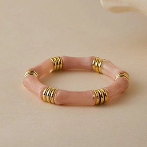 Dettaglio dei segmenti in resina rosa a forma di bambù con anelli dorati a coste