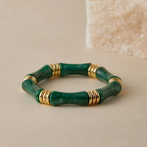 Bracciale stile bambù con perline in resina verde marmorizzata e distanziali in metallo dorato